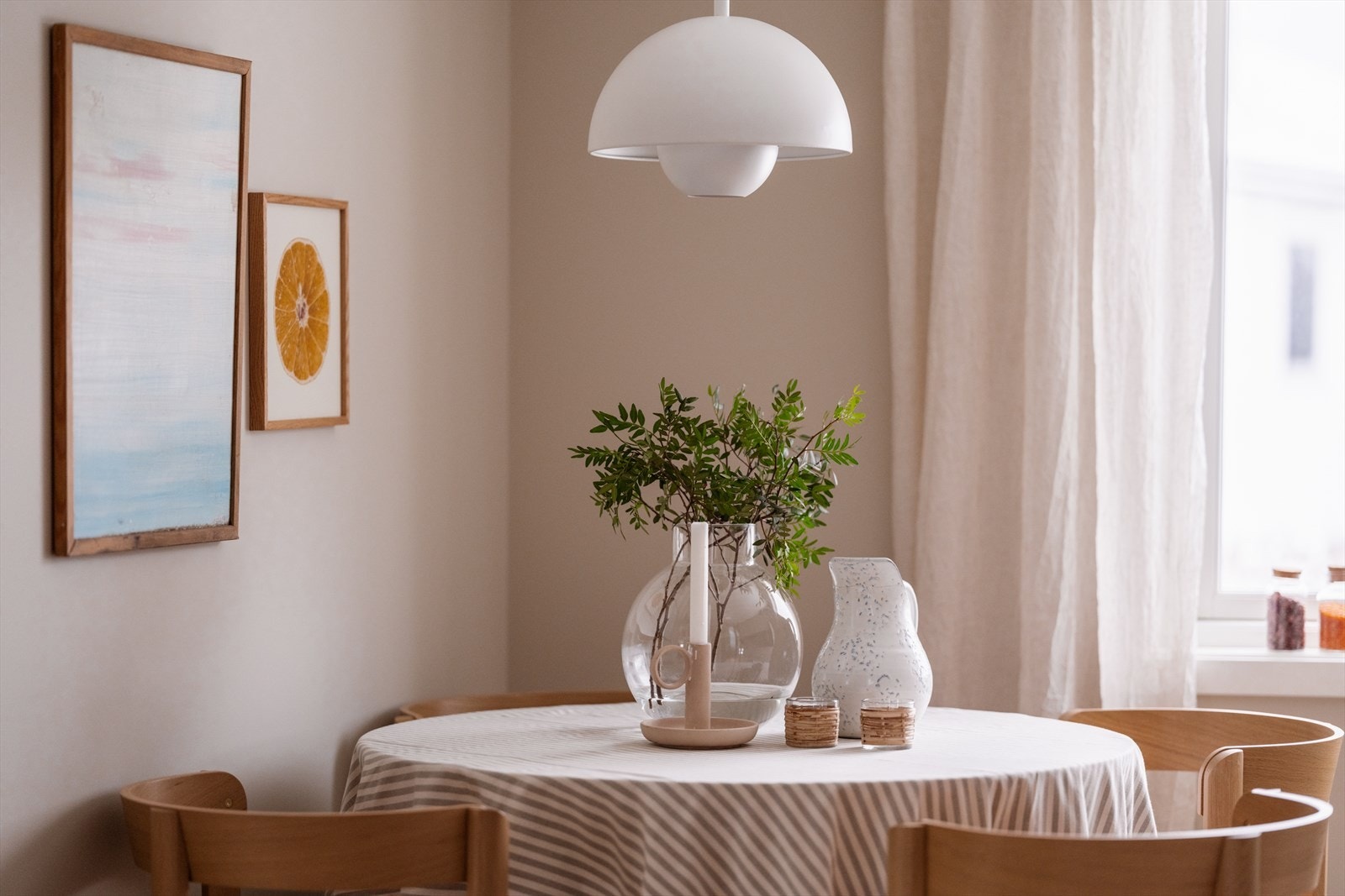 Kjøkkenet er holdt i lyse, delikate farger. Galleribilde