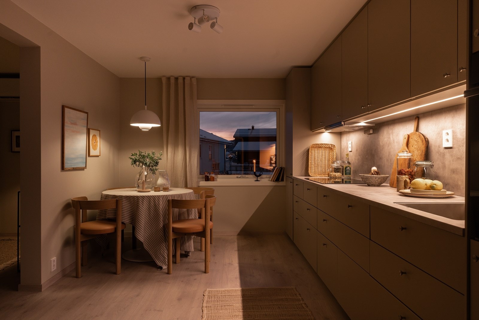 Kjøkkenet har benkeplate i laminat med underlimt vaskekum, matchende backsplash og god benkebelysning. Galleribilde