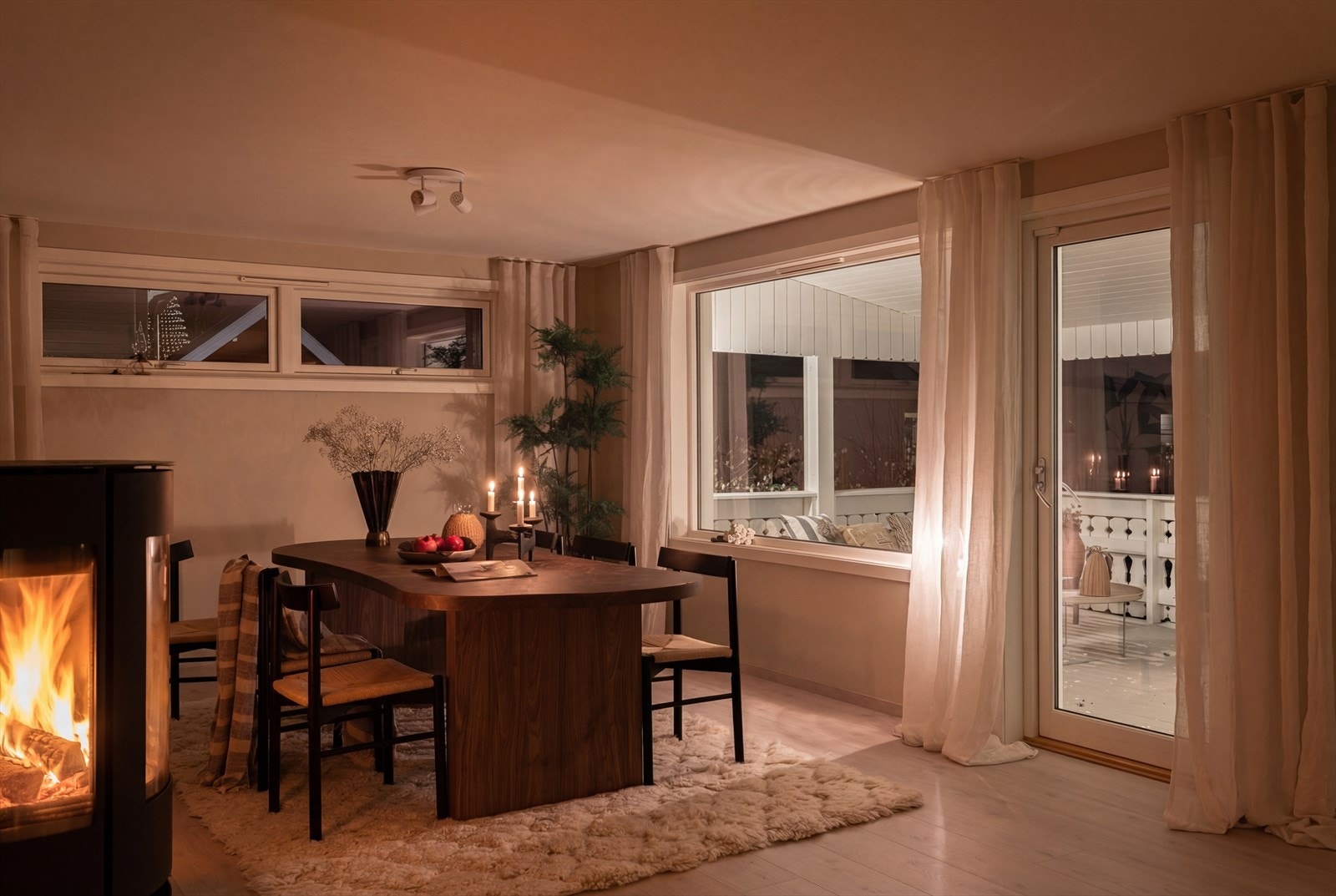 Fra stuen er det utgang til en lun, overbygd terrasse på ca. 24 kvm. Galleribilde