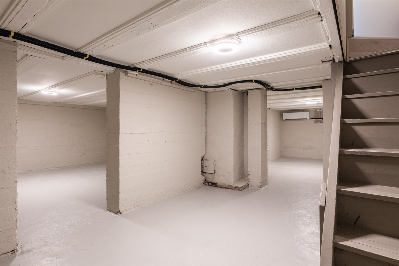 Boligen har en kjeller på ca. 59 kvm og takhøyde på ca. 1,7 meter. Galleribilde