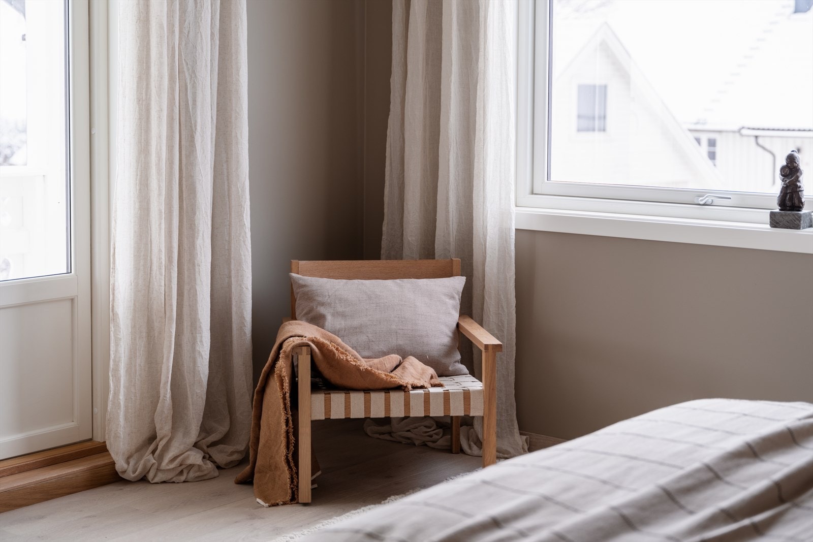 Alle overflater, gulv, vinduer og balkongdør er fra 2025. Galleribilde