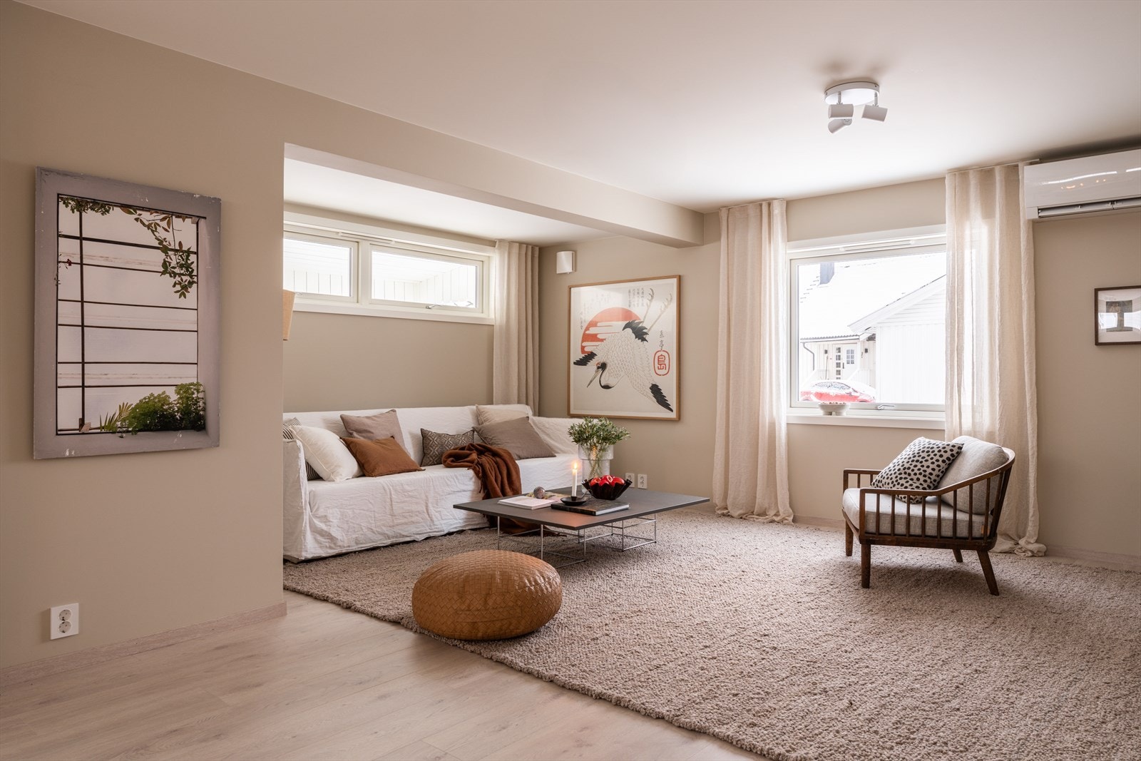 Stuen ligger direkte tilknyttet kjøkkenet og har ellers adkomst via gangen. Galleribilde