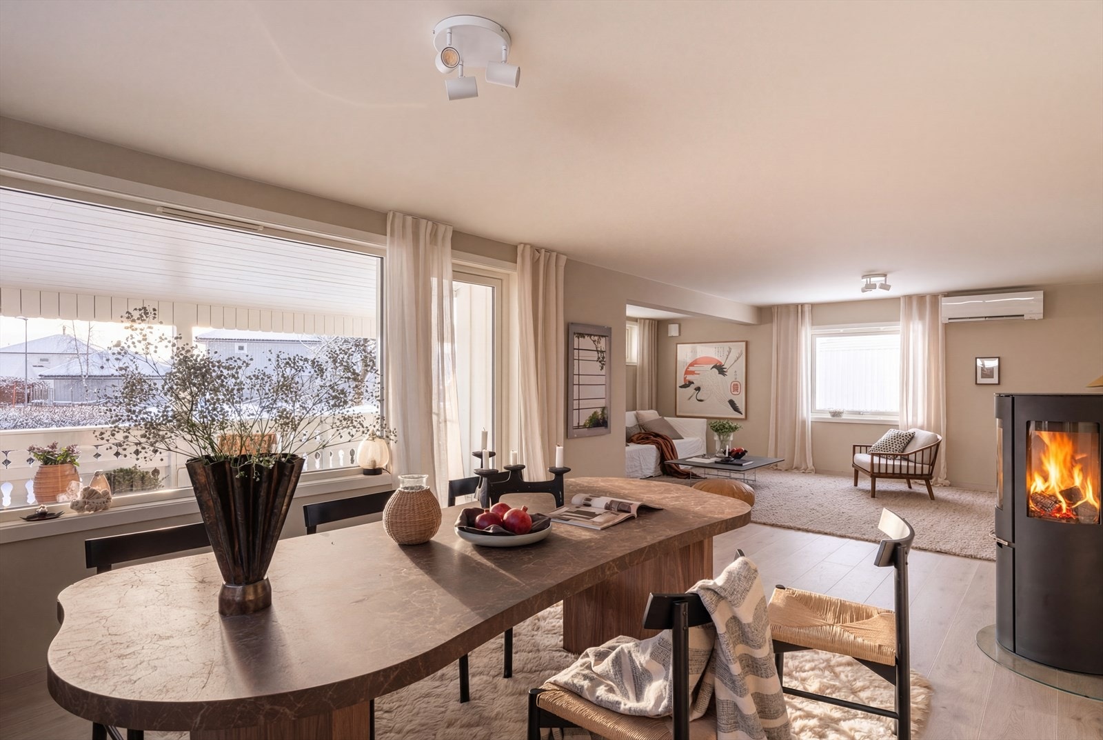 Stuen er luftig og lys med to møbleringsvennlige soner. Galleribilde