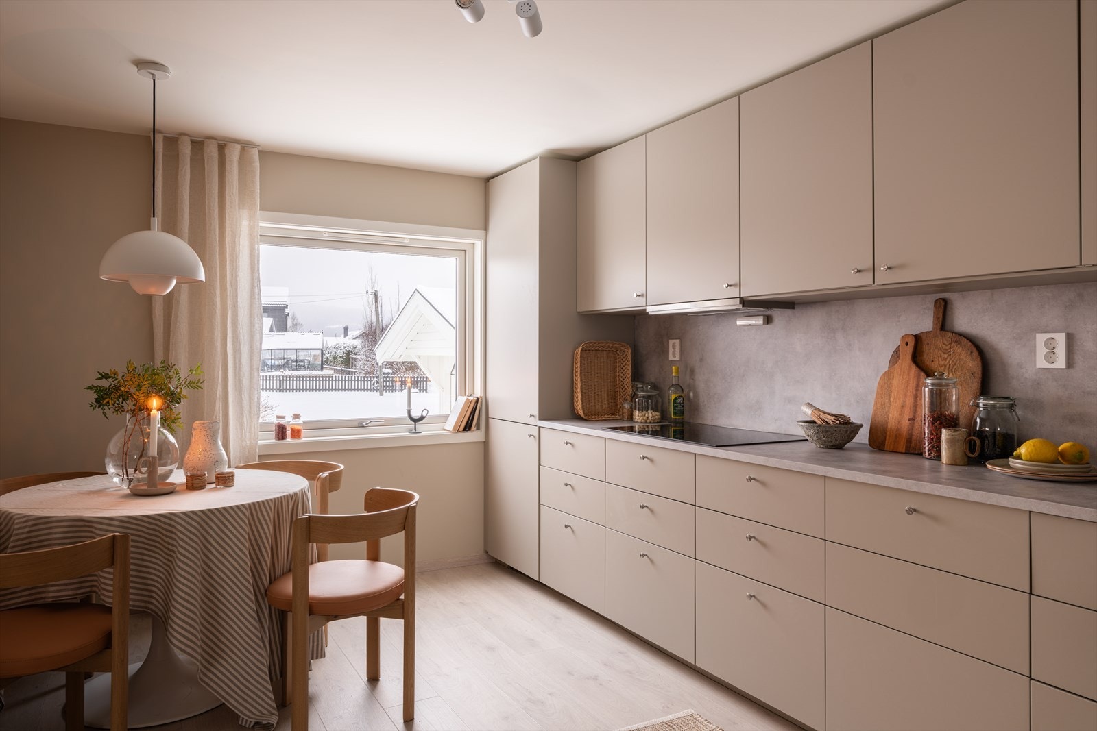 Mot kjøkkenvinduet er det god plass til et frokostbord. Galleribilde