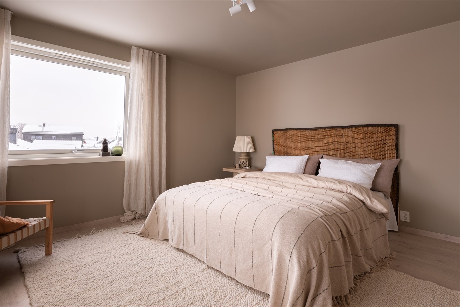 Hovedsoverommet gir god plass til dobbeltseng, nattbord og garderobe. Galleribilde