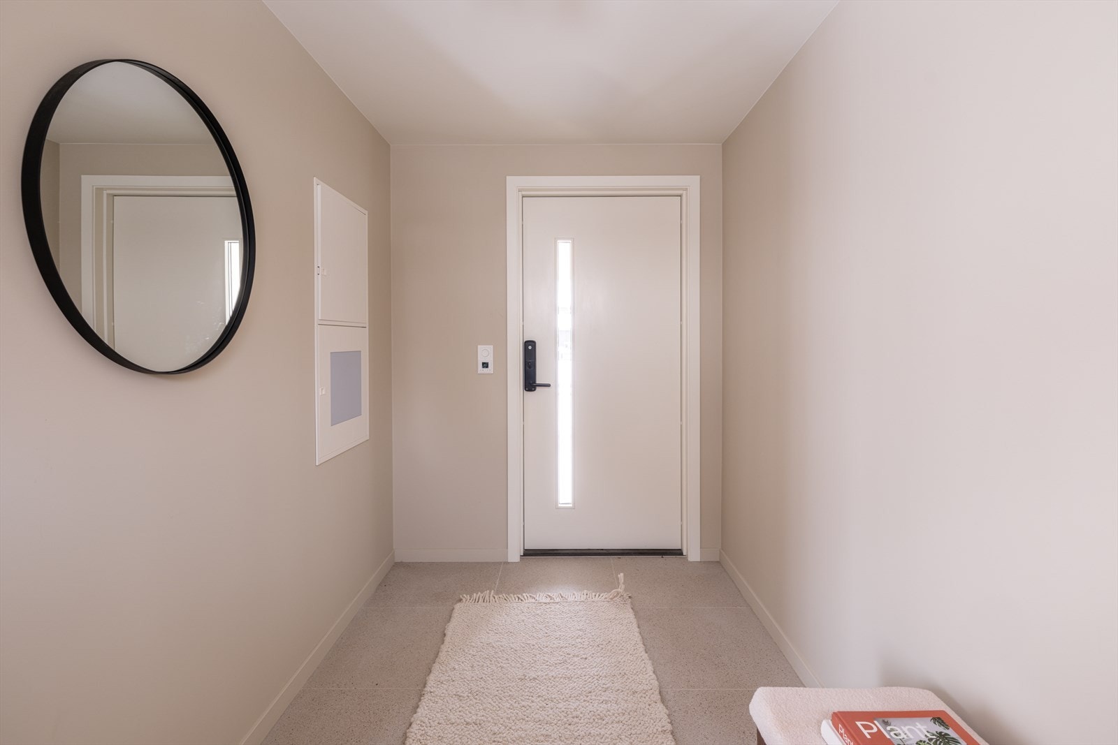 Ytterdøren fra 2025 er utstyrt med kodelås, et must for barnefamilier. Galleribilde