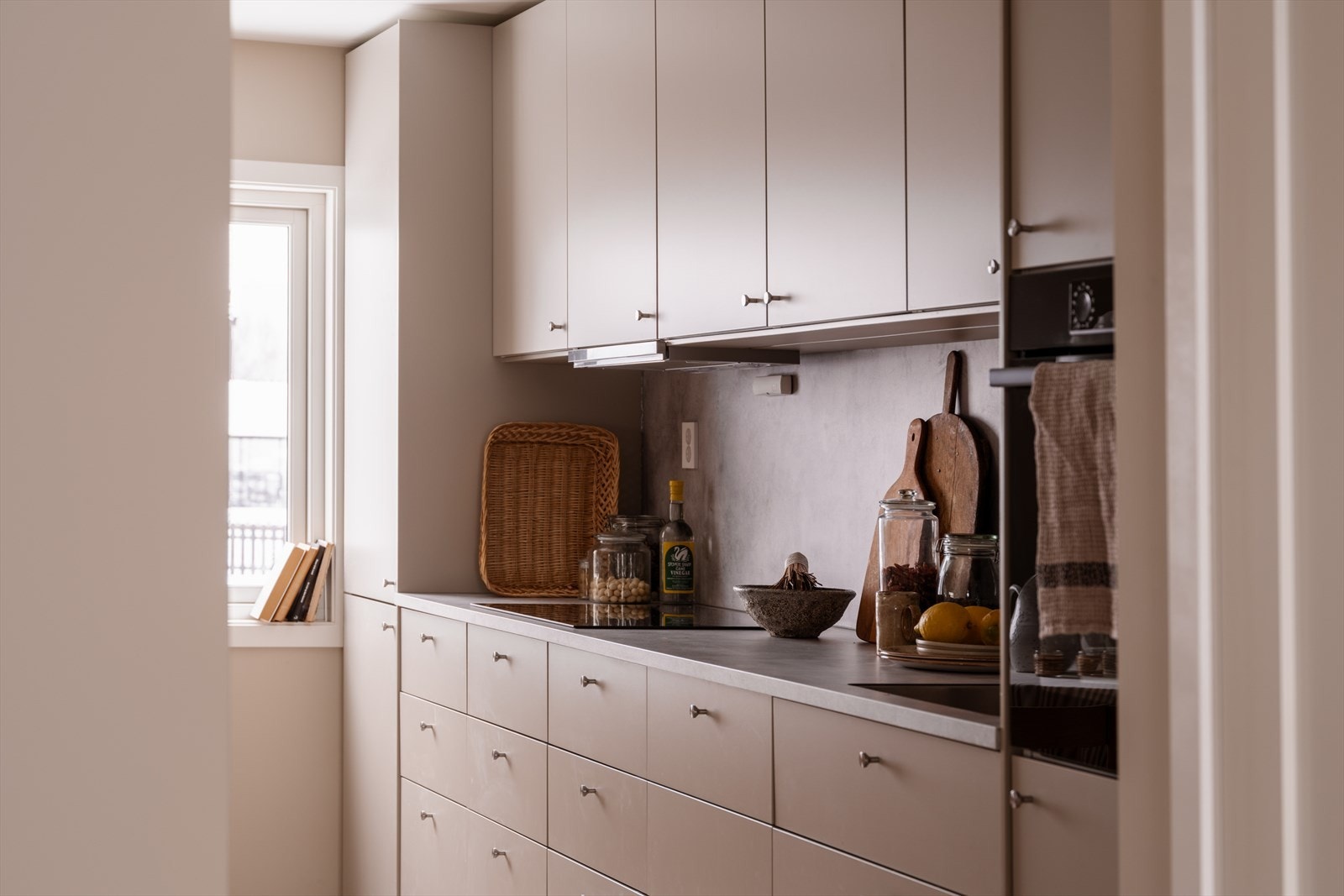 Innredningen byr på god arbeidsflyt langs benkeplate i laminat. Galleribilde