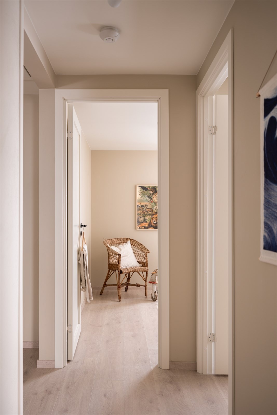 Alle rommene har adkomst via nye, massive dører med trendy, sorte dørvridere. Galleribilde