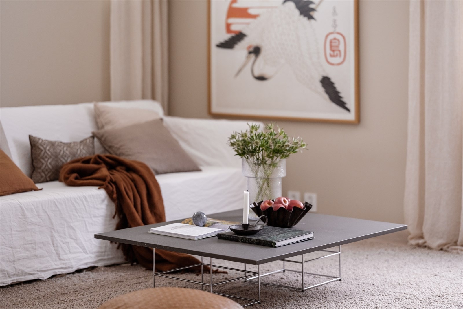 Det er god plass til både spisestue og tv-lounge i den romslige stuen. Galleribilde