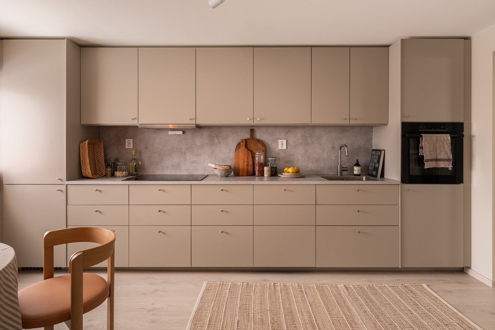 Innredningen er moderne og stilren med integrerte hvitevarer. Galleribilde