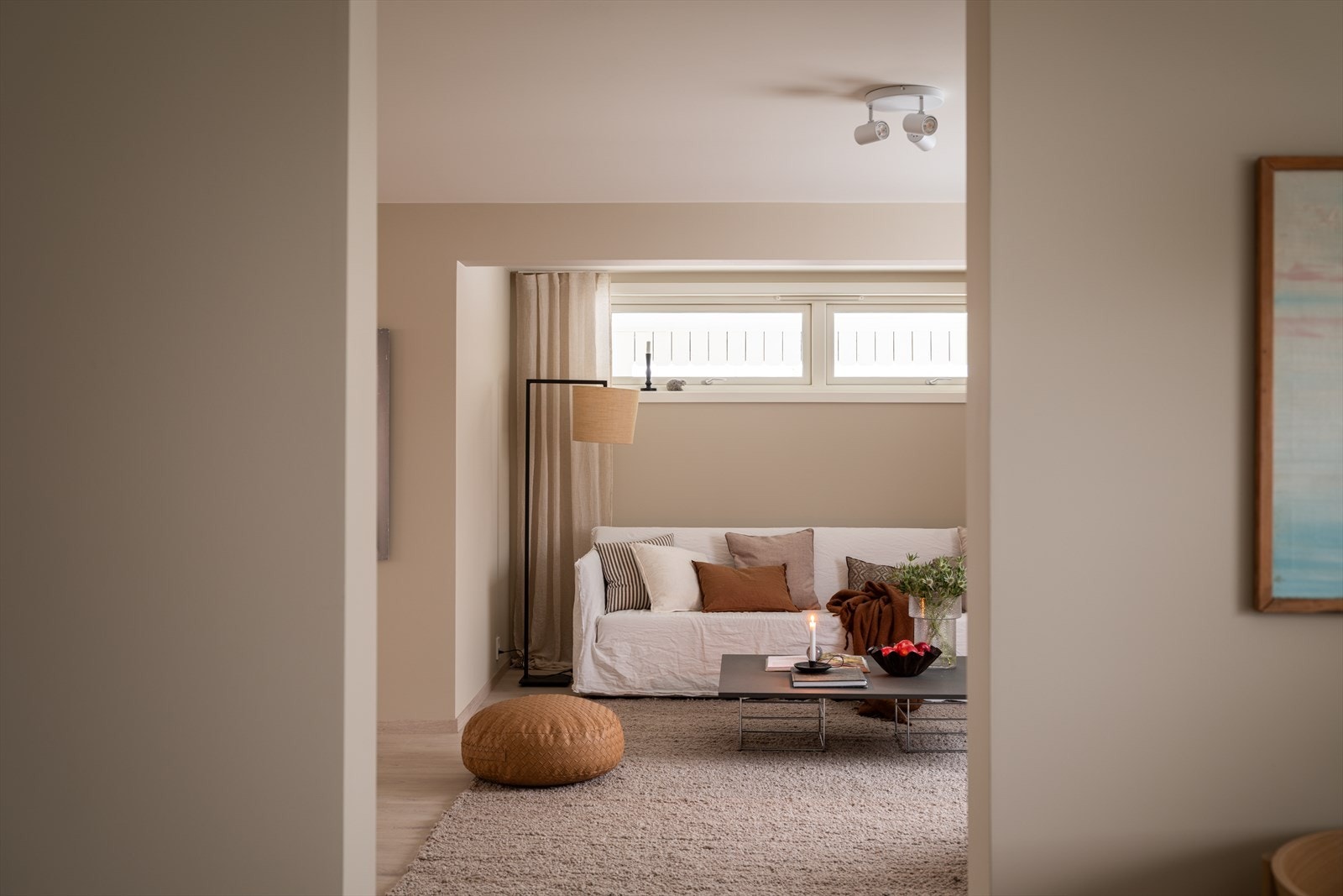 Stuen ligger i flukt med kjøkkenet, noe som gir god kontakt mellom rommene. Galleribilde