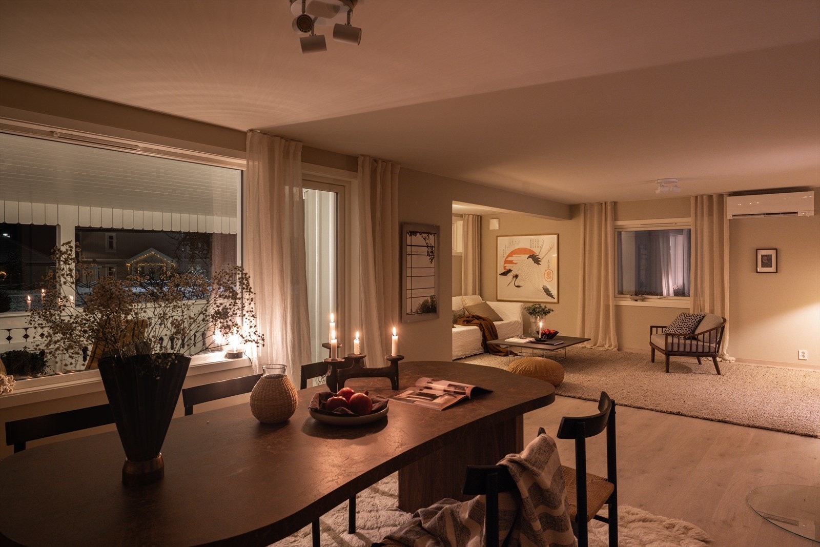 Gulvet er belagt med én-stavs laminat fra Pergo og himlingen er listefri. Galleribilde