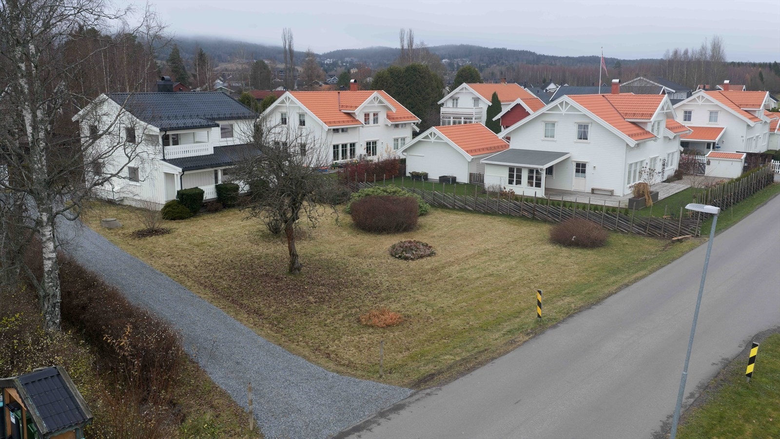 Eiendommen ligger i et veletablert og barnevennlig boligområde på Maura. Galleribilde