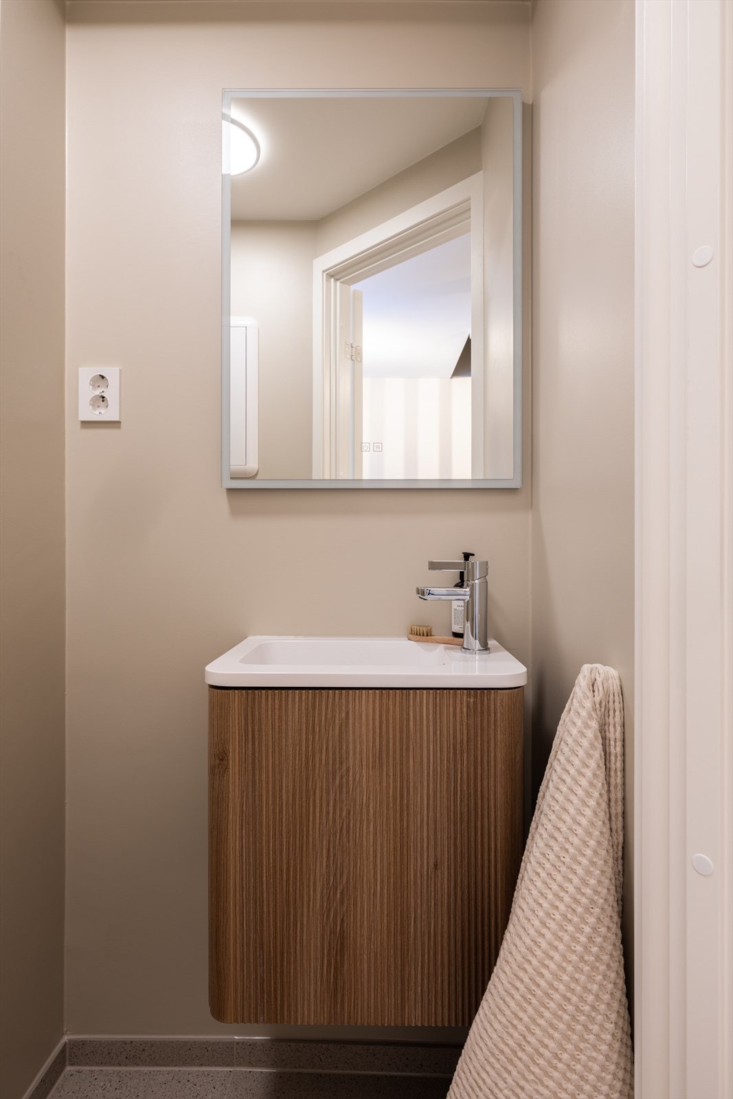 Gjestetoalettet fikk veggmontert toalett og en stilig innredning. Galleribilde