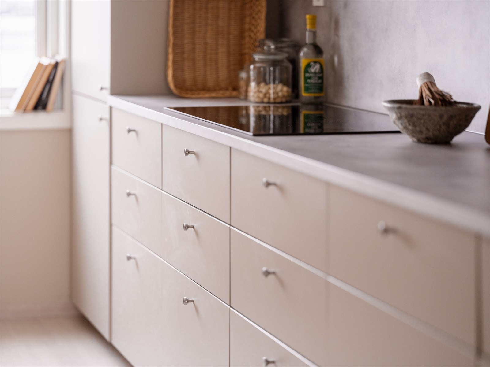 Innredningen har integrert stekeovn, bred platetopp, kjøl/frys, oppvaskmaskin og ventilator. Galleribilde