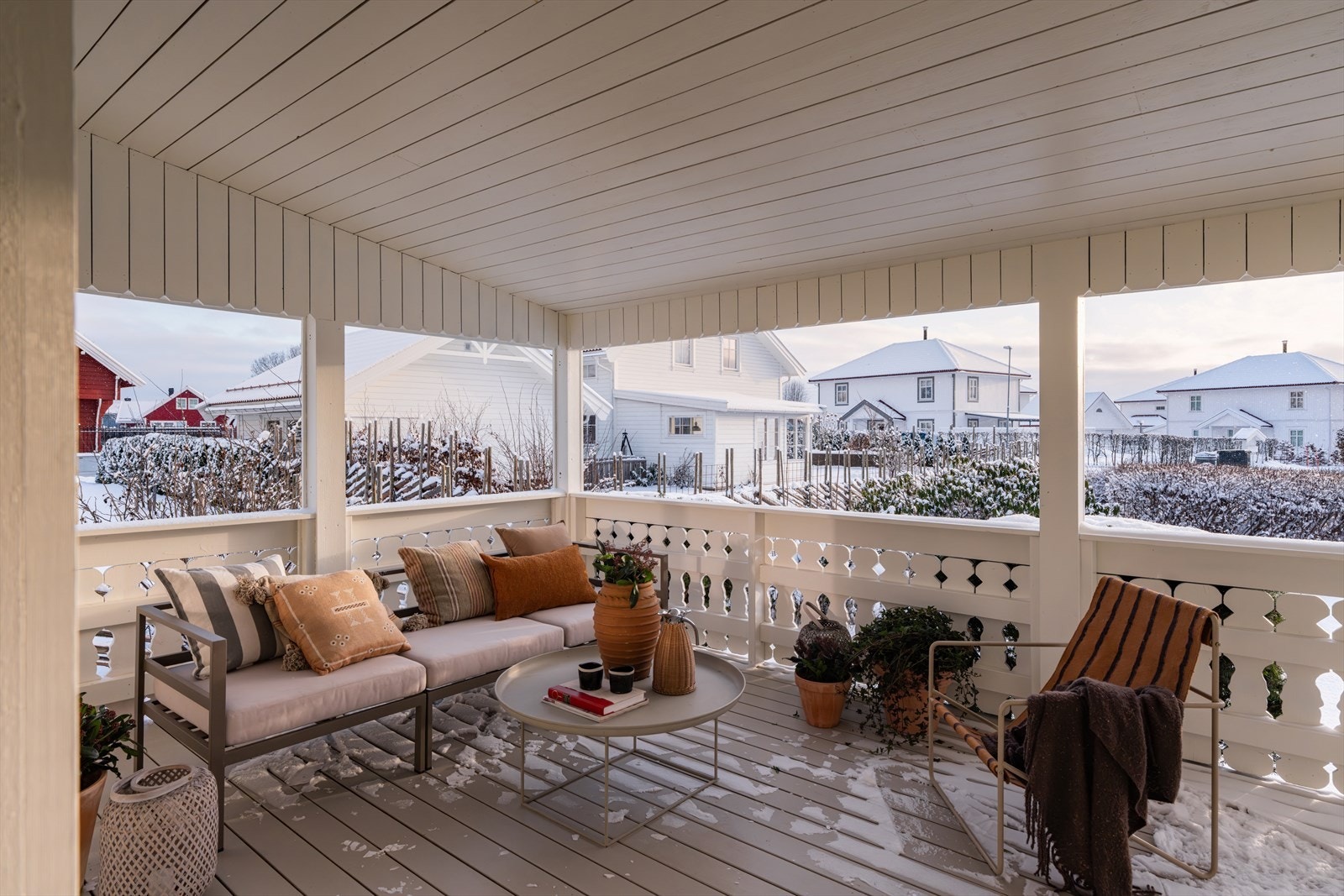 Fra stuen er det utgang til en lun, sydvendt terrasse på ca. 24 kvm, en hyggelig forlengelse i sommerhalvåret. Galleribilde