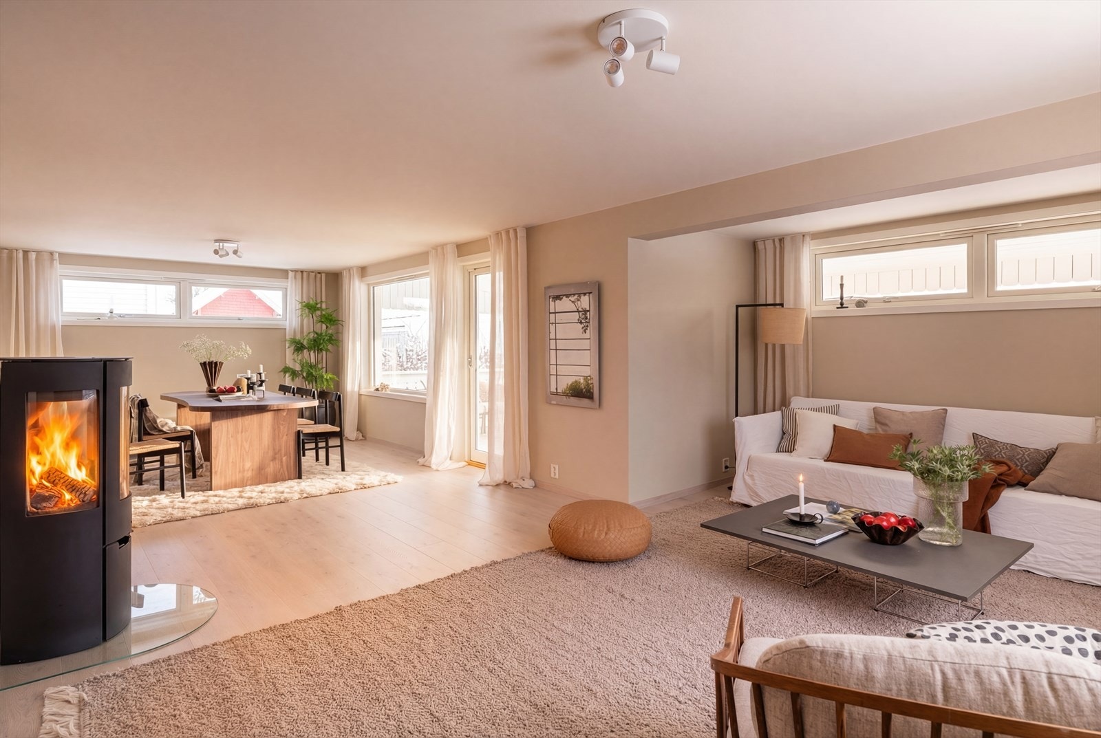 Gode vindusflater gir dagslys fra tre sider, samt utgang til sydøstvendt terrasse foto: Foto: joakim karlsen Galleribilde