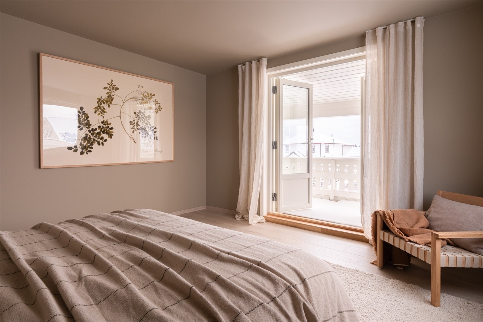 Luftig og lyst hovedsoverom med to-fløyet dør mot egen balkong. Galleribilde