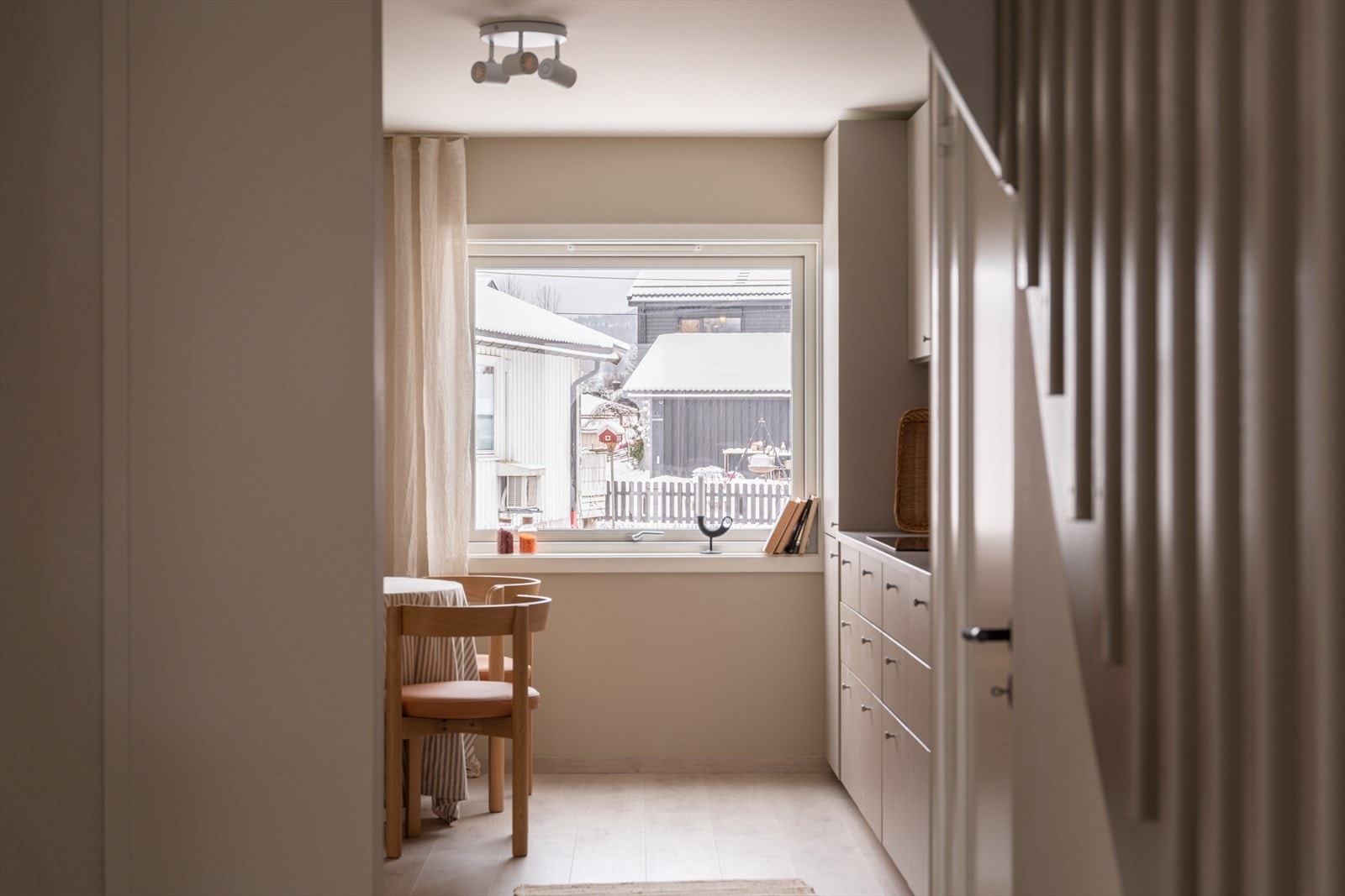 Det er rikelig med oppbevaringsplass i skap og dype kolonialskuffer. Galleribilde