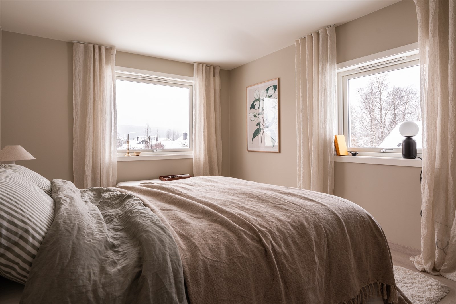 De to største soverommene får dagslys fra to sider. Galleribilde