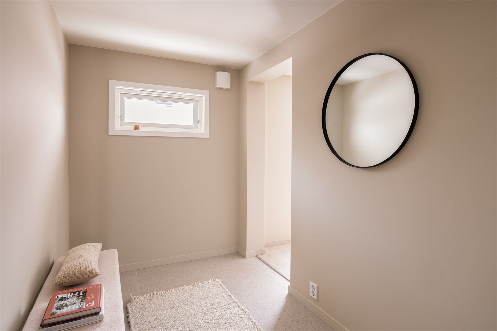 Entréen er innbydende med fliser på gulv og varmekabler. Galleribilde