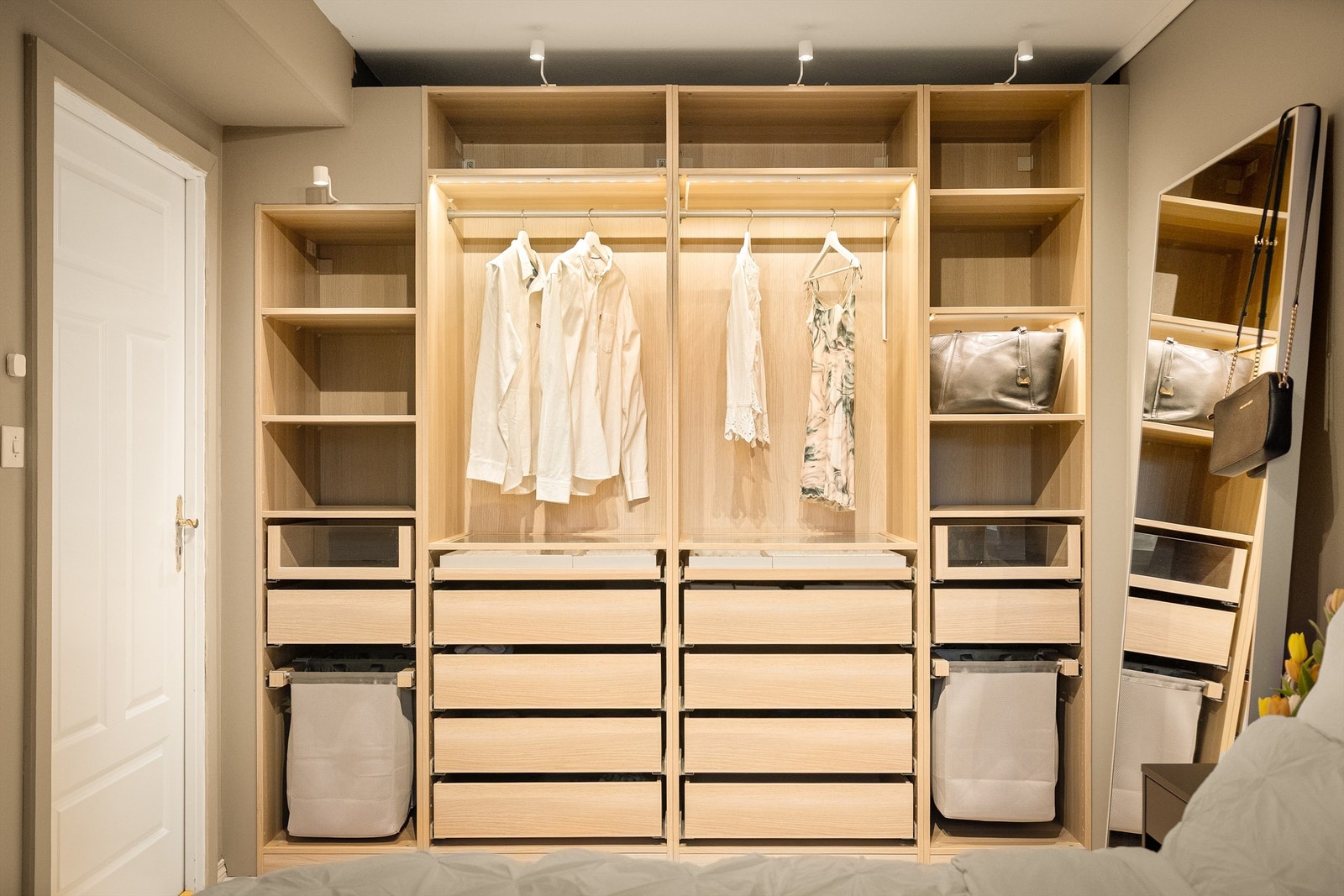 Leilighetens "smykke" er den flotte garderobeinnredningen! Galleribilde