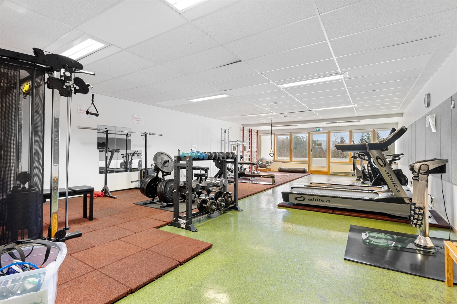 Felles treningslokalet i enden av rekken. Dette koster kr 600 i året opplyser styret med eget adgangskort. Galleribilde