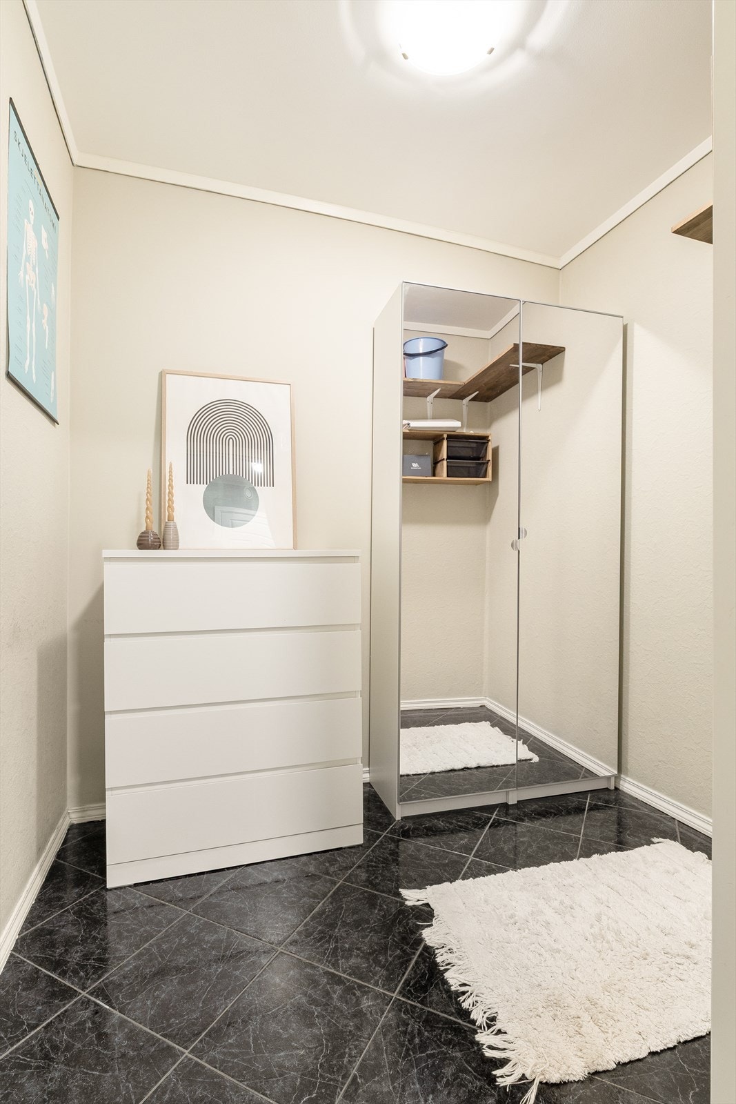 Innvendig bod. Her har man plass til mye oppbevaring. Galleribilde