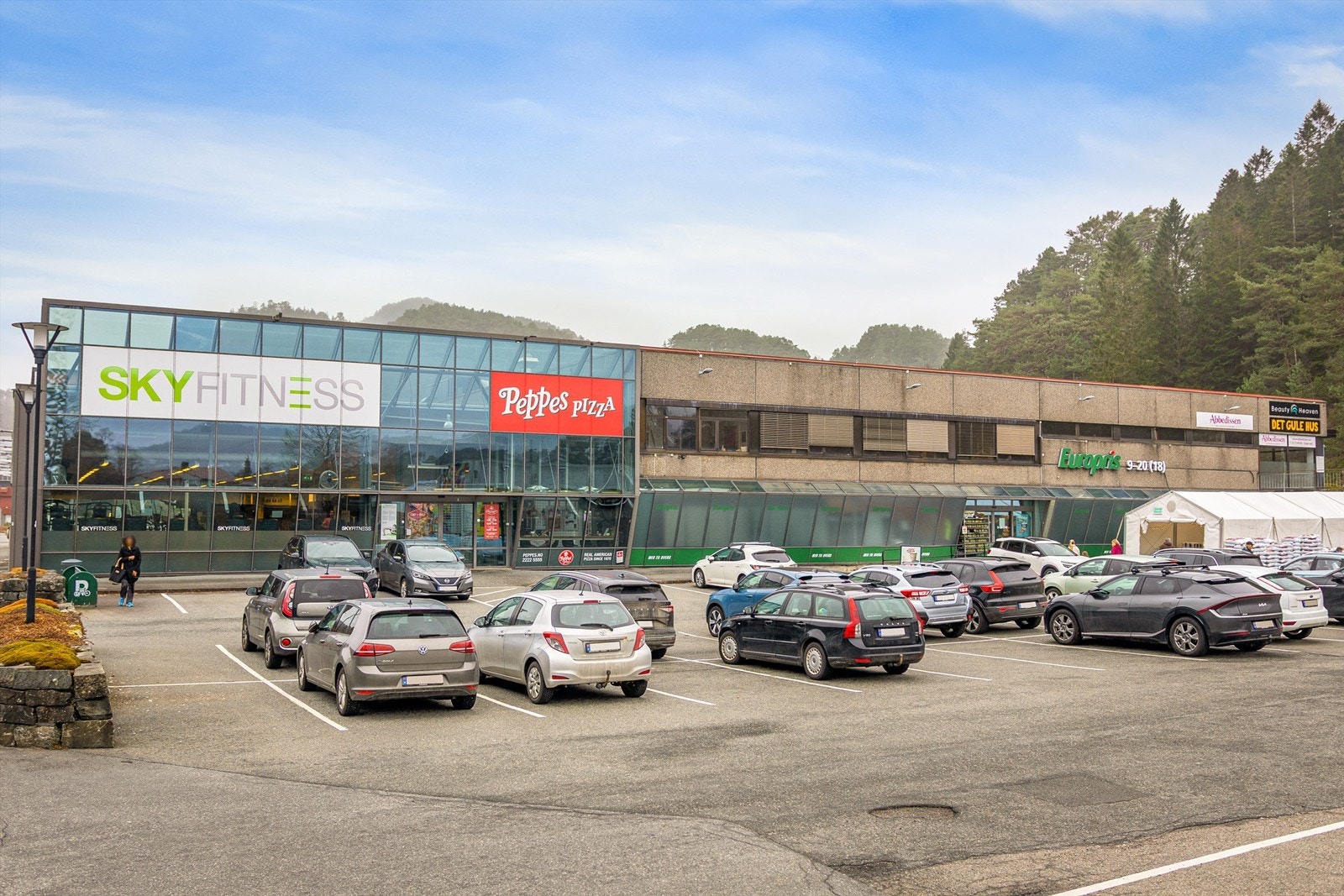 Leiligheten har kort avstand til treningssenter og andre butikker på Spelhaugen Galleribilde