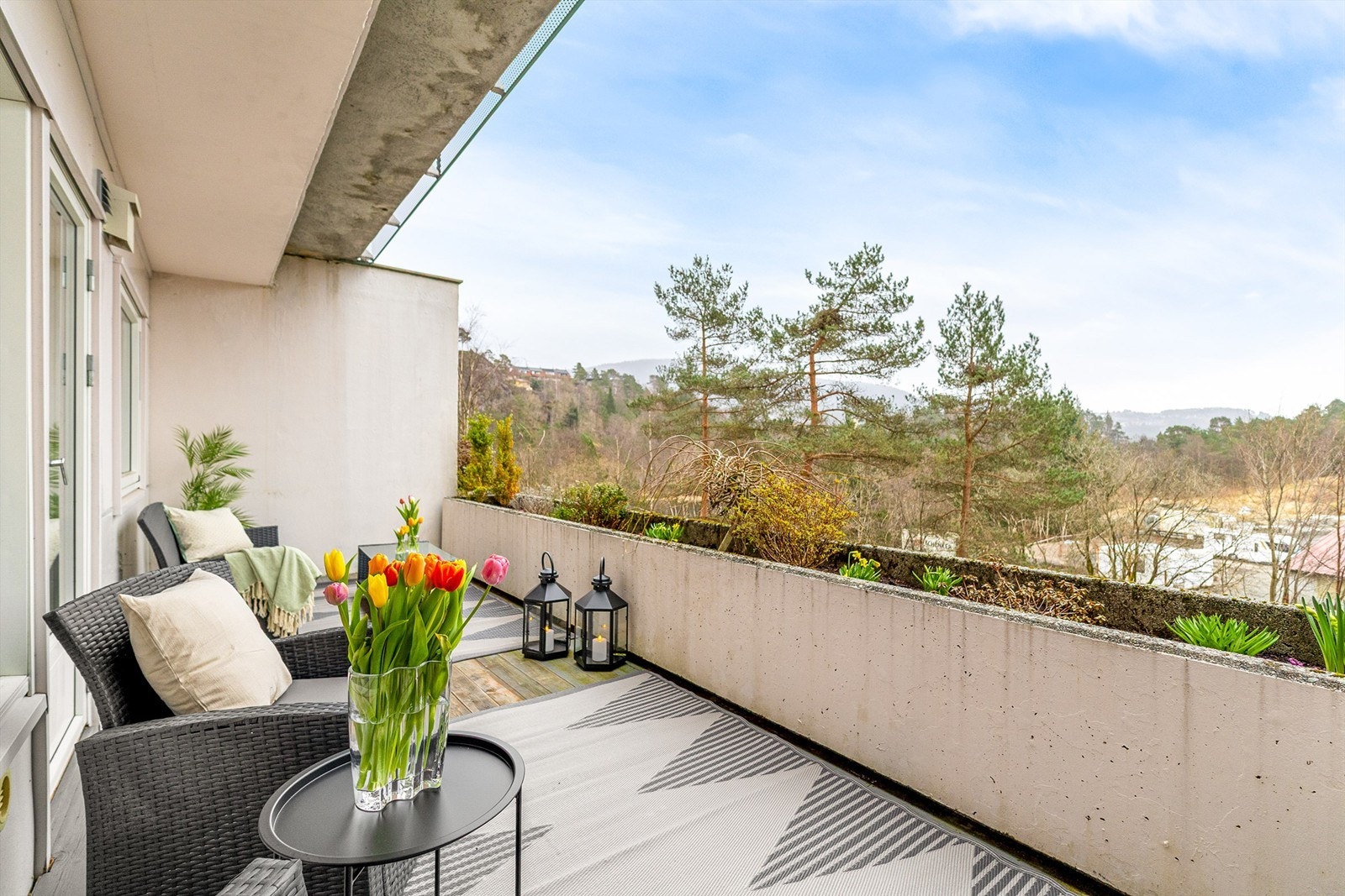 Balkongen er sørvendt og har gode solforhold på vår/sommerstid Galleribilde