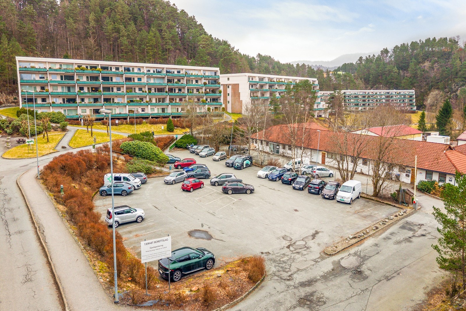 Fellesparkering med ca. 60 plasser. Førstemann til mølla prinsipp! Galleribilde