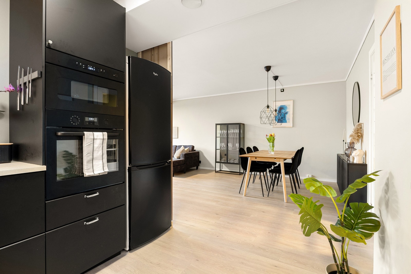 Kjøkkenet har steke -og mikrobølgeovn i høyskap. Galleribilde