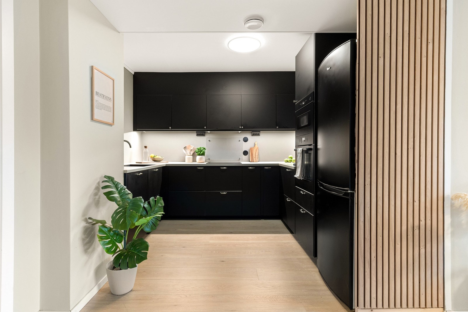 Leiligheten har et flott og elegant IKEA kjøkken fra 2022. Galleribilde