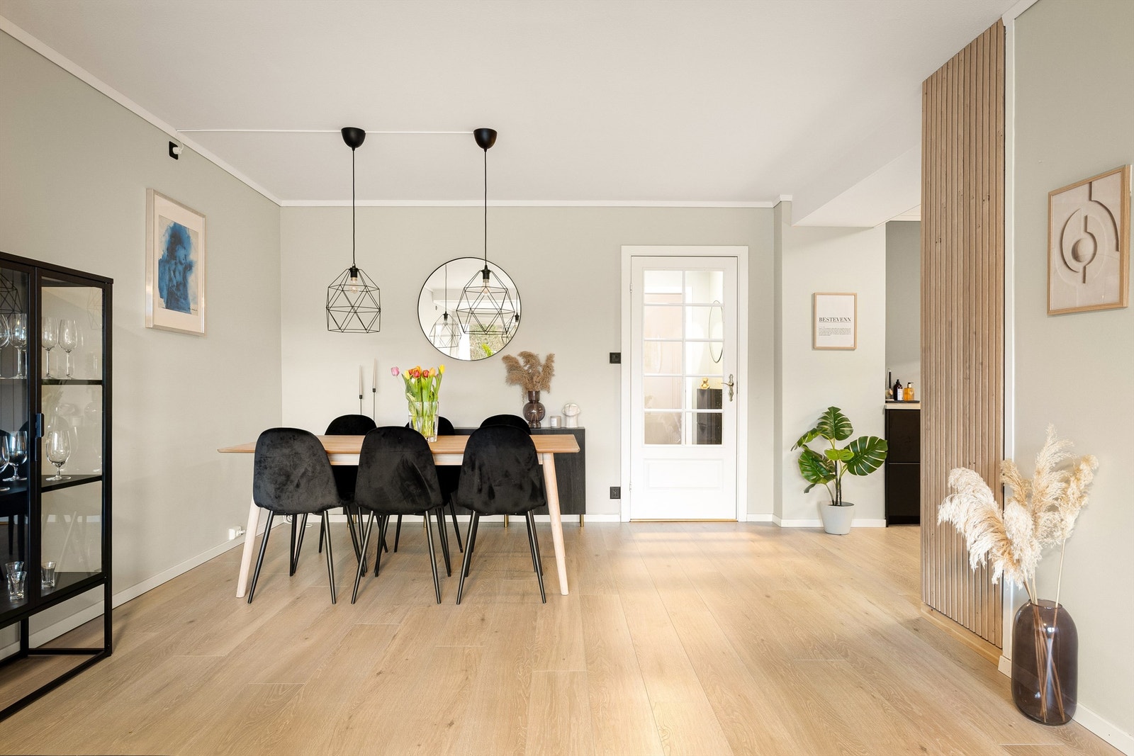 Stuen er romslig med god soneinndeling mellom spisestue og sofakrok Galleribilde