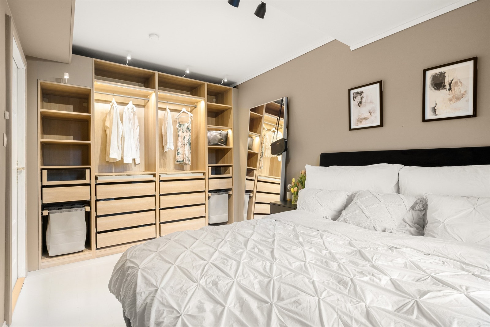 Leilighetens soverommet er romslig og innbydende! Galleribilde