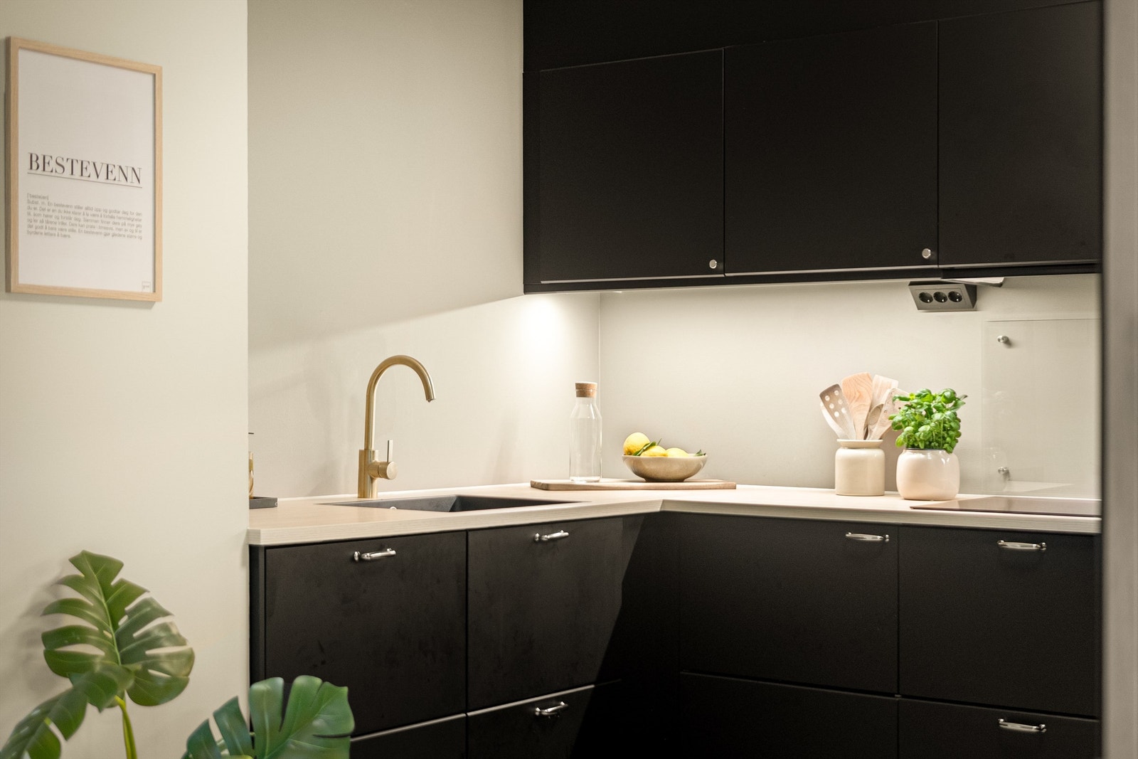 Legg merke til den fine kranen og de svarte stikkontaktene under overskapene. Galleribilde