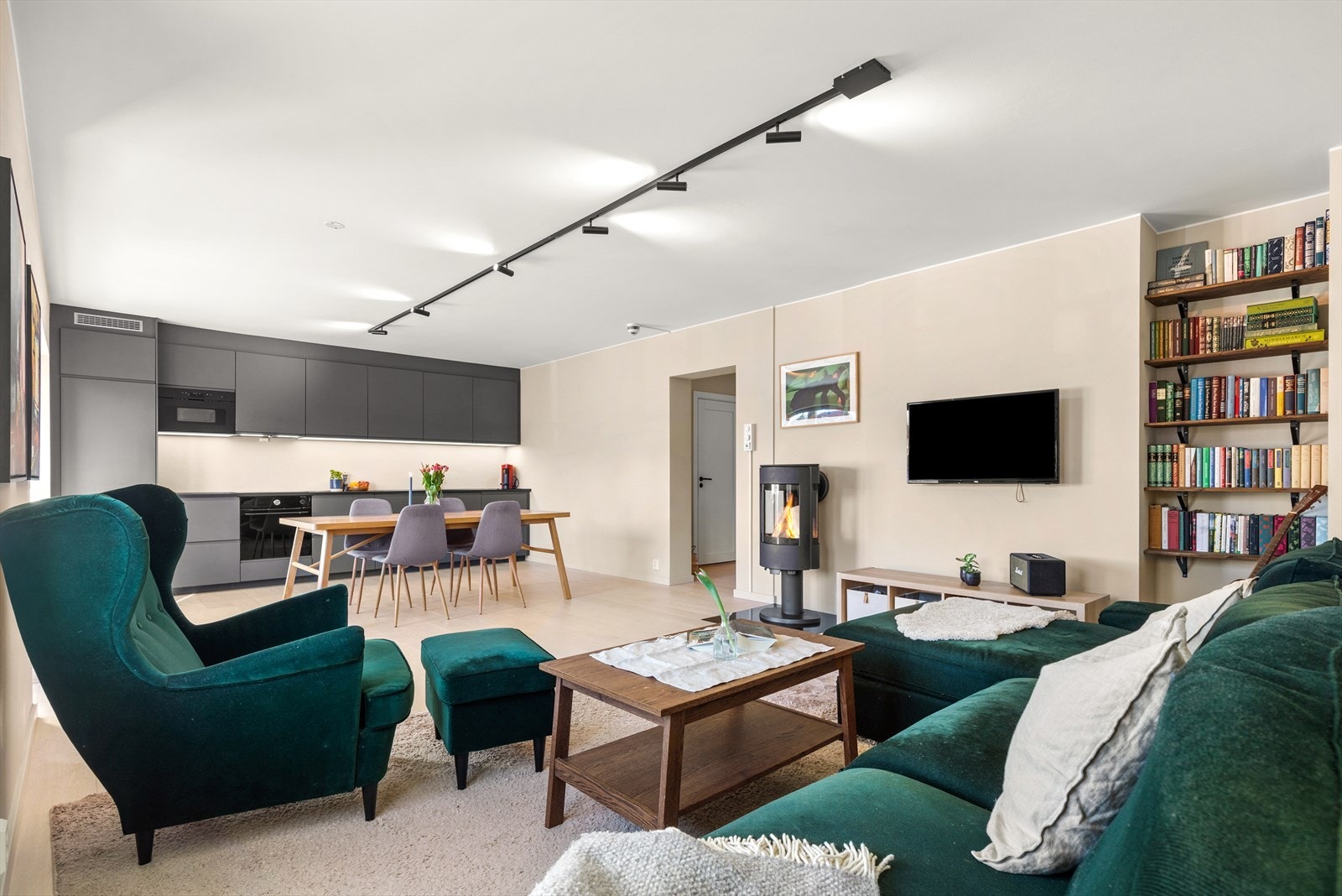 Et stilrent farge- og materialvalg går igjen i hele leiligheten. Galleribilde