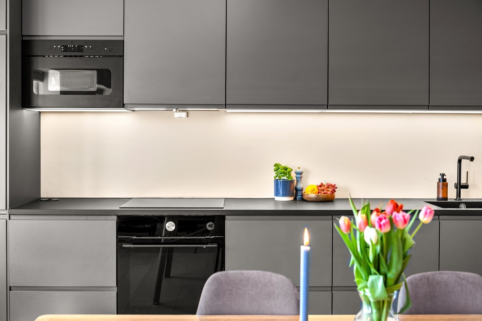 Kjøkkenet fra 2021 med integrerte hvitevarer; induksjonstopp, stekeovn m/pyrolyse, mikrobølgeovn, oppvaskmaskin, kjøle- og fryseskap. Galleribilde