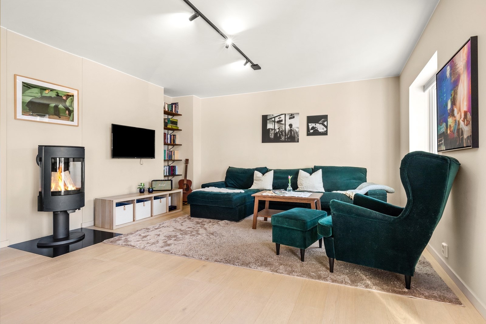 Medfølgende lysskinne i stue og entré fra SG gjør det enkelt å styre stemningen i rommet. Galleribilde