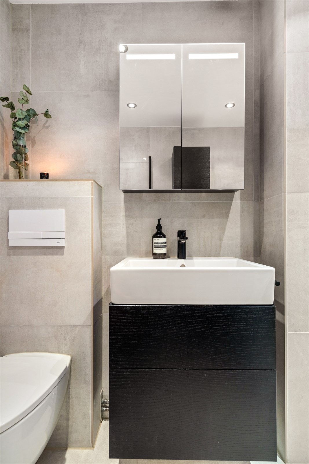 Badet har godt med skapplass i form av servantsskap, overskap og et vegghengt høyskap. Galleribilde