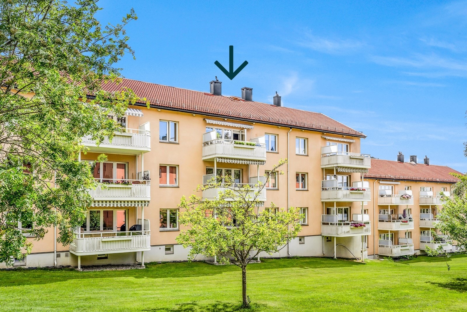 Leiligheten har en svært god intern plassering i en rolig ytterkant av borettslaget med flotte solforhold og fin utsikt. (Arkivbilde 2023) Galleribilde