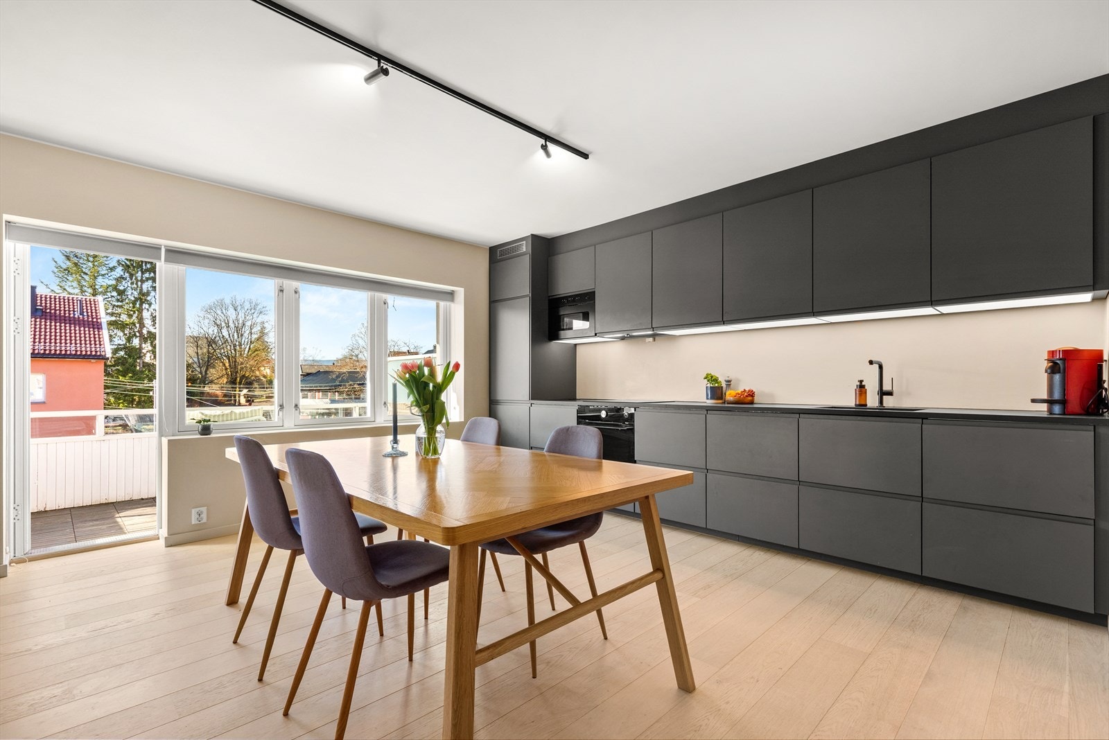 Lys og trivelig spiseplass med fint utsyn. Galleribilde