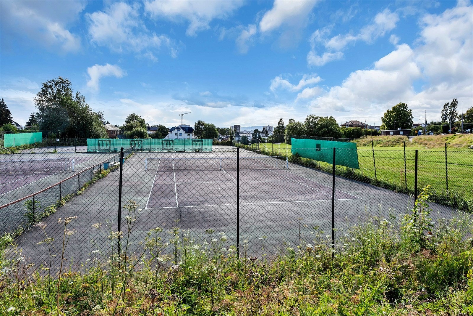 Det er rundt 10 minutter ned til Grefsen Tennisklubb som har et flott anlegg med syv baner. Galleribilde