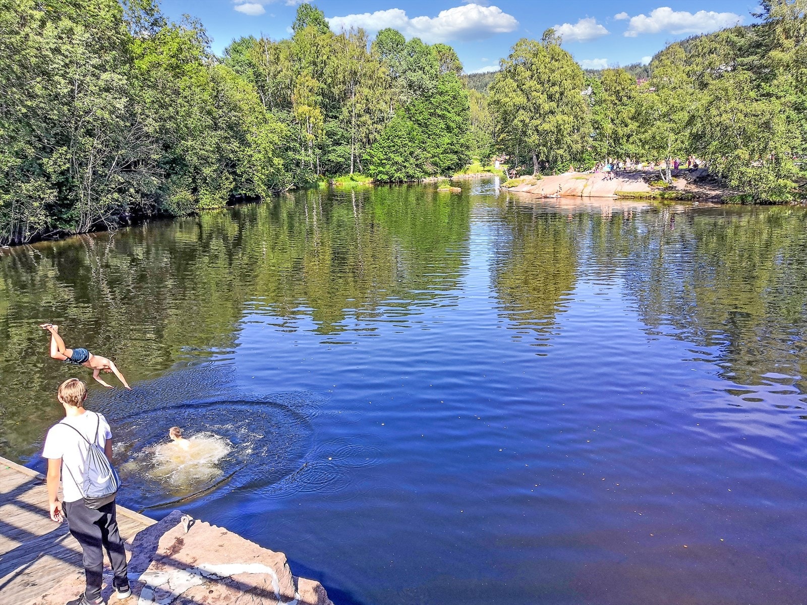 Brekkedammen på andre siden av fossen er en fin badeplass. Galleribilde