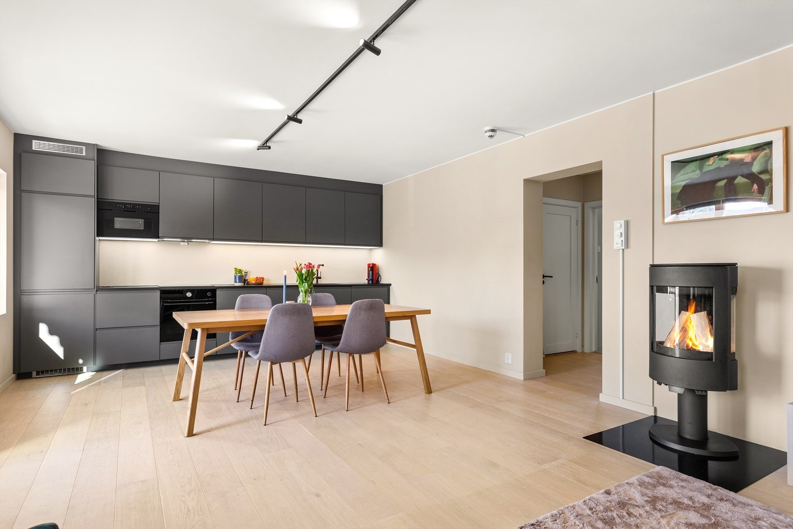 Terskelfritt en-stavs parkettgulv med varmefolie i stue/kjøkken og entré. Galleribilde