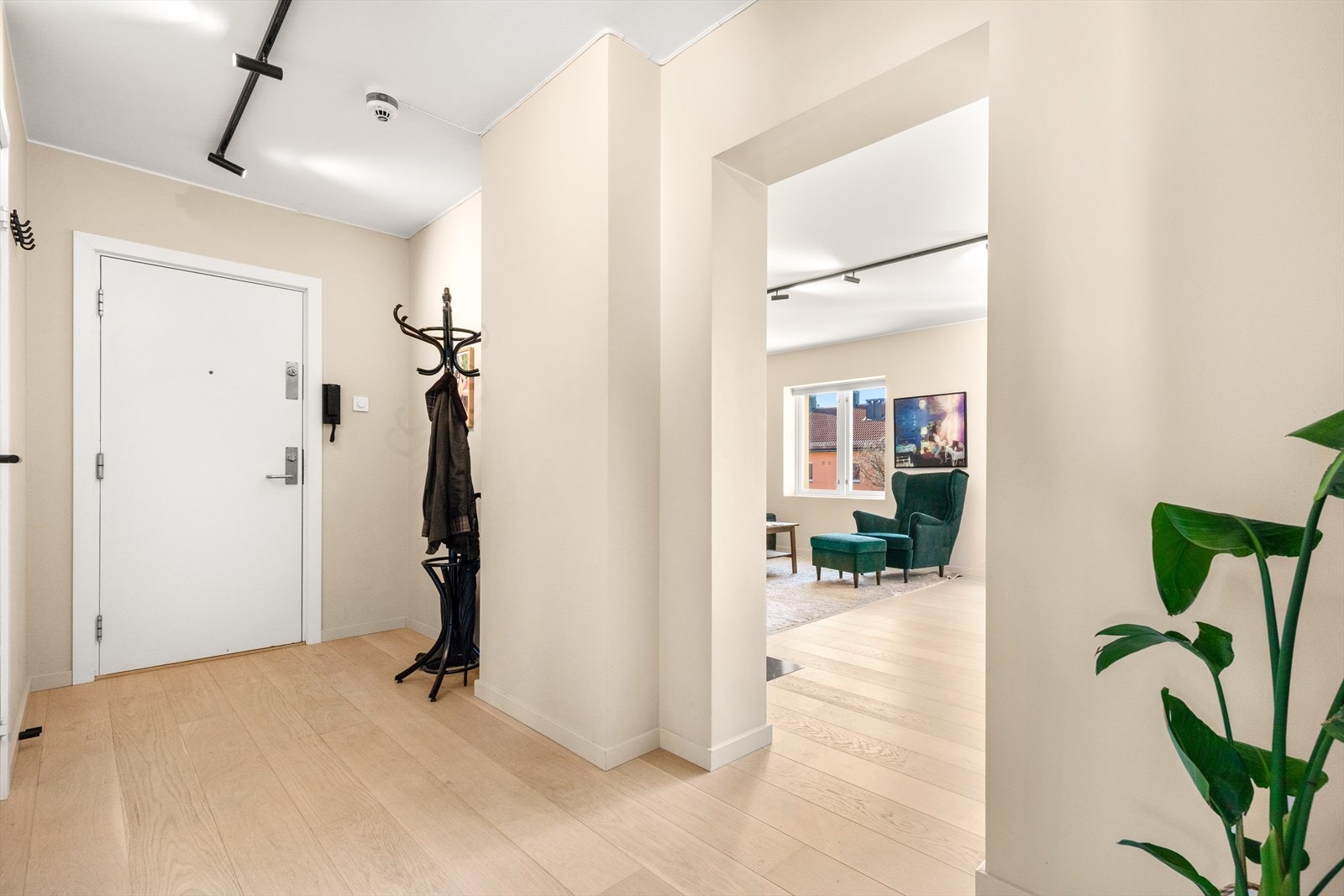 Entréen er romslig og bred, har plass for garderobeløsning og det er varme i gulvet. Galleribilde