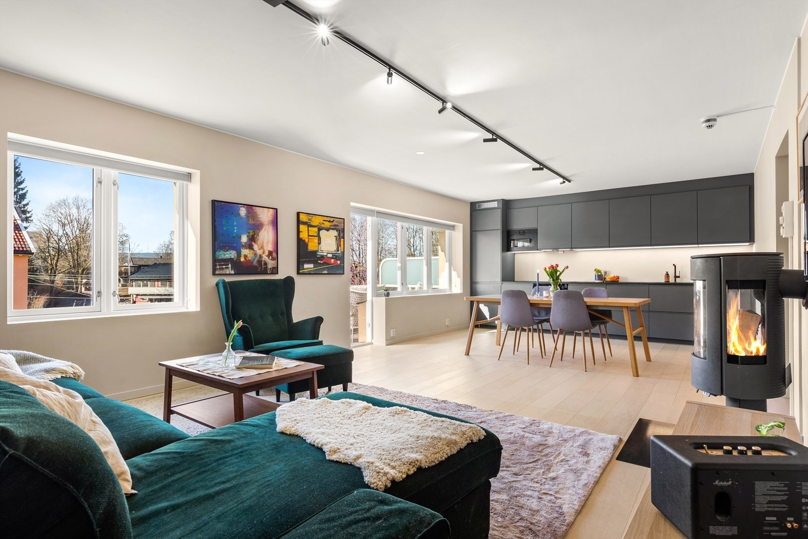 Lekker 3-roms toppleilighet hvor alle rom ble pusset opp i 2021. Forbedret plansløsning hvor kjøkken er flyttet inn i stuen. Galleribilde