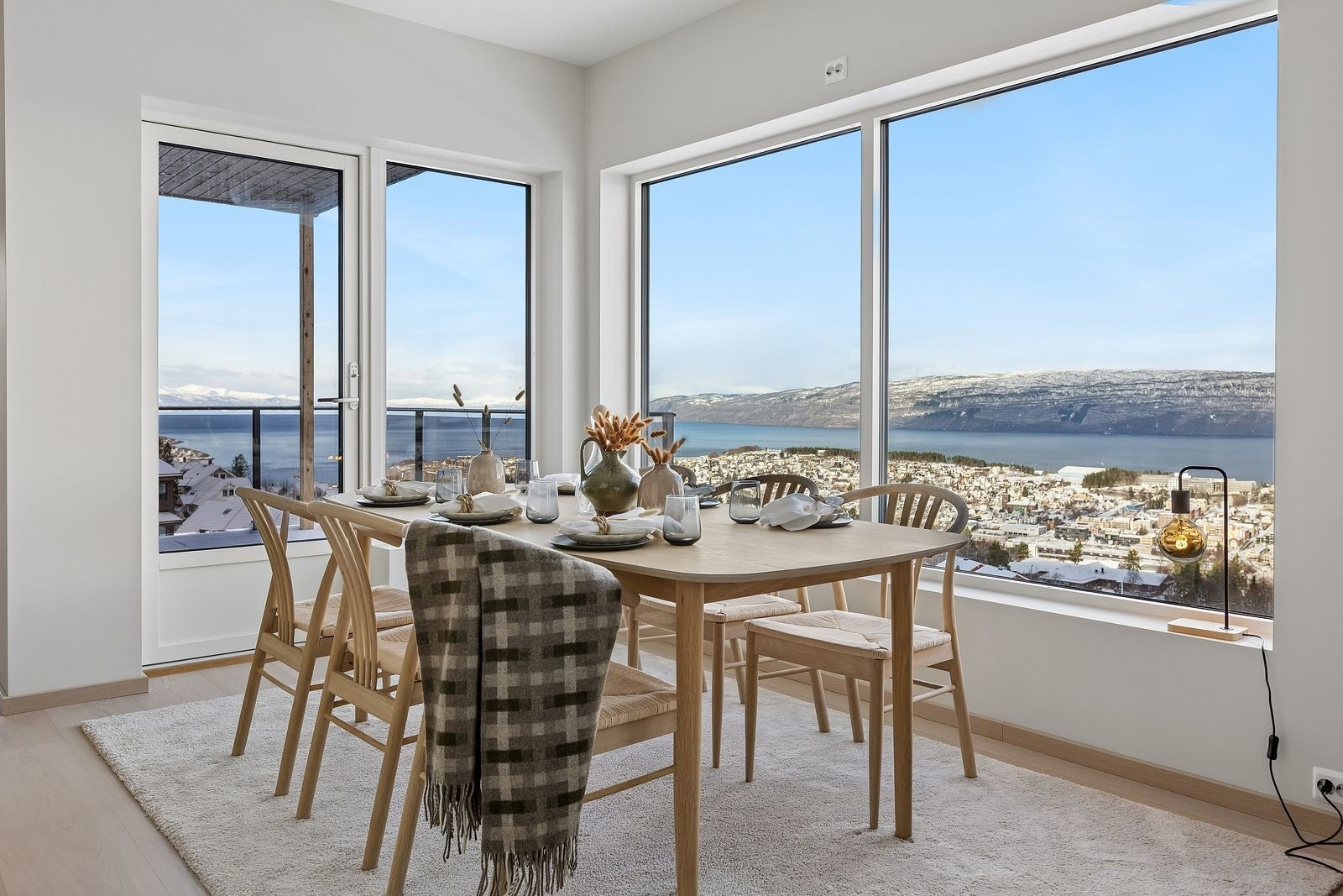 Spisestue med en nydelig utsikt ned over Narvik. Utgang fra spisestue til balkong.