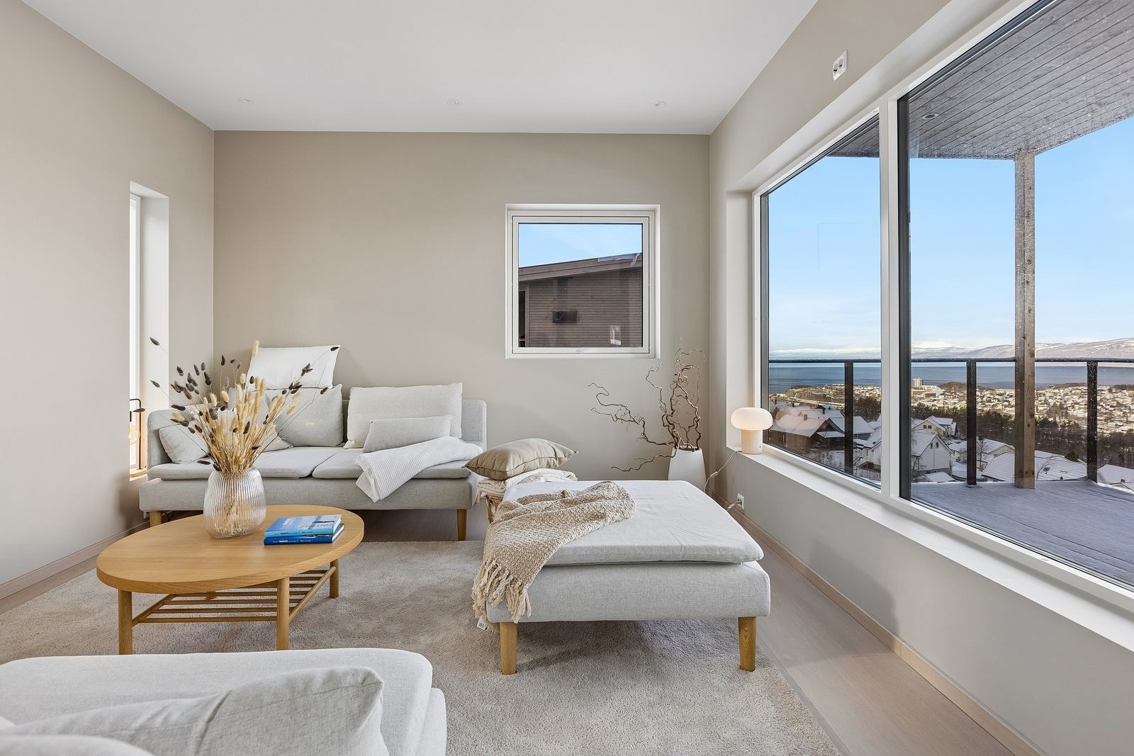 Stue utformet i delikate farger og parkett. Store vindusflater som gir rikelig med innslipp av naturlig lys.