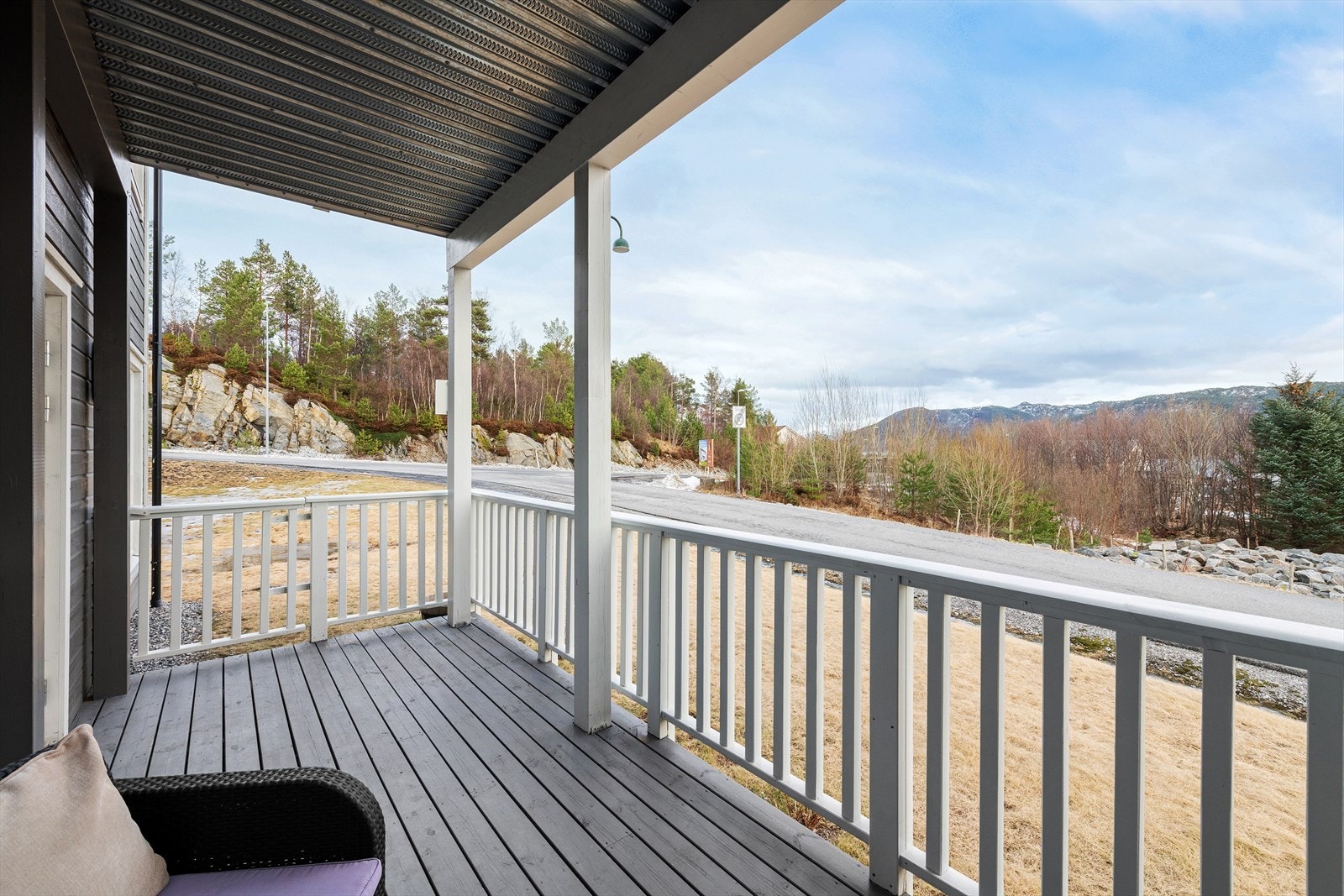 Her har man en lun og solrik uteplass med god plass til terrassemøblement. Galleribilde